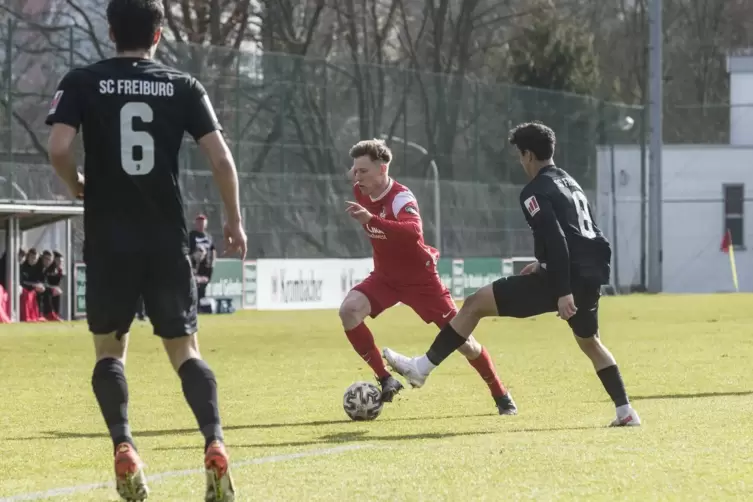 Für Marius Bauer (Mitte, hier gegen Amney Moutassime aus Freiburg) lief gegen den VfB Stuttgart offensiv nur wenig zusammen. 