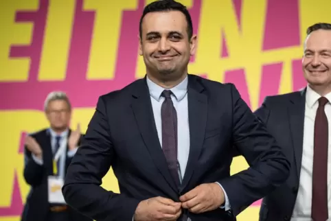 Der neugewählte FDP-Generalsekretär Bijan Djir-Sarai (links) neben seinem Amtsvorgänger Volker Wissing beim FDP-Bundesparteitag 