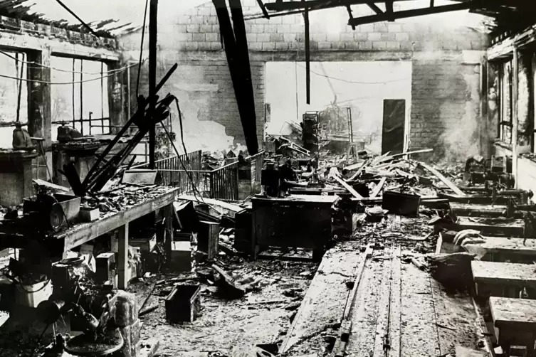 In der Nacht zum 21. Dezember 1967 wurde die Albo-Schuhfabrik in Schutt und Asche gelegt. Das Foto zeigt die Zuschneiderei und S