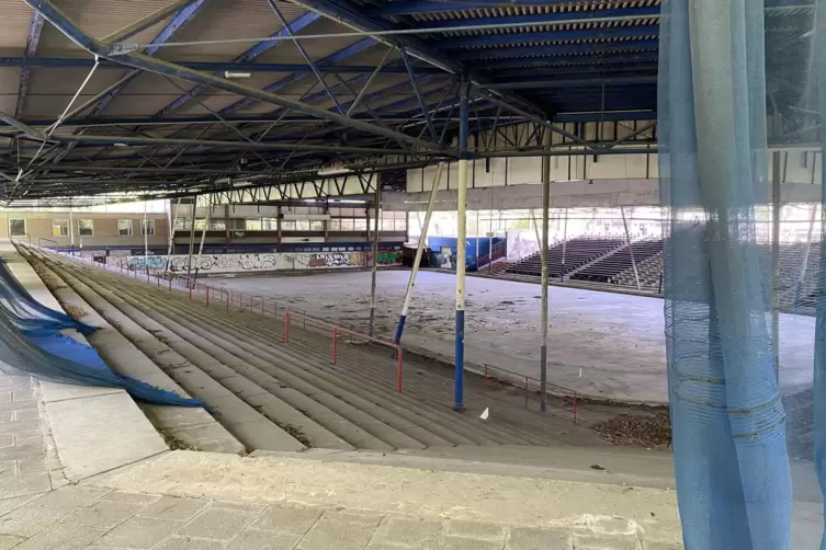 Die großen Tage sind vorbei: Das Friedrichspark-Stadion, die Kultstätte des Mannheimer Eishockeys, dämmert seinem Abriss entgege