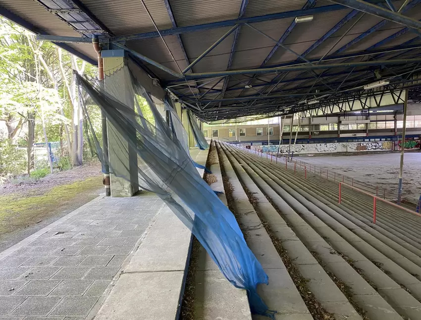 Um zu verhindern, dass Schmutz und Laub ins Stadioninnere geweht werden, wurden Gaze-Vorhänge angebracht - die mittlerweile nich