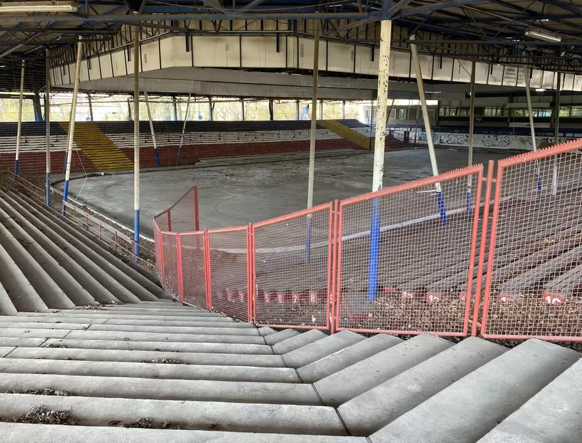 Seit Sommer 2021 ist das Stadion samt umliegendem Gelände endgültig durch Bauzäune abgesperrt.