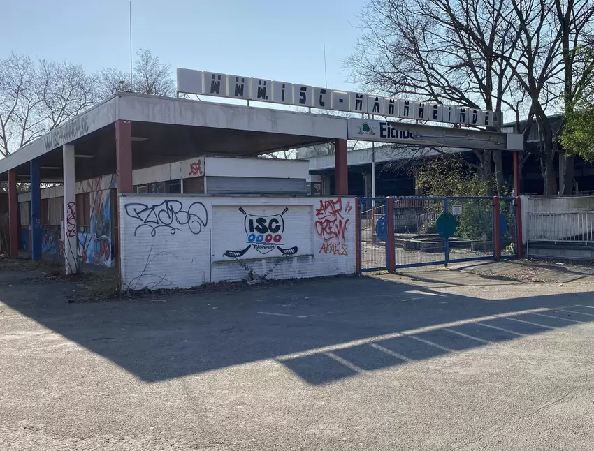 Der ehemalige Haupteingang ist heute so verrammelt wie der Rest des Stadions.