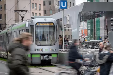 Kommt der Run auf öffentliche Verkehrsmittel? Straßenbahn-Haltestelle in Hannover.