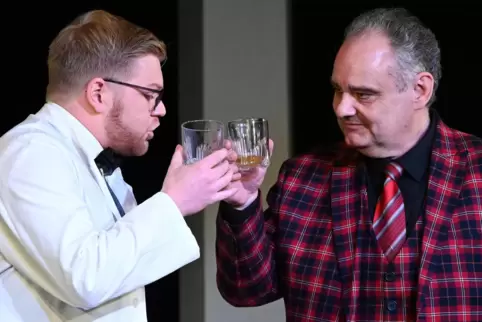 „Mein Freund Harvey“: Dialog zwischen Elwood (Andreas Kelly, rechts) und Dr. Sanderson (Lucas Mueller).
