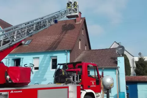 Mit Hilfe eines Drehleiterfahrzeugs wurde der Kaminbrand gelöscht. 
