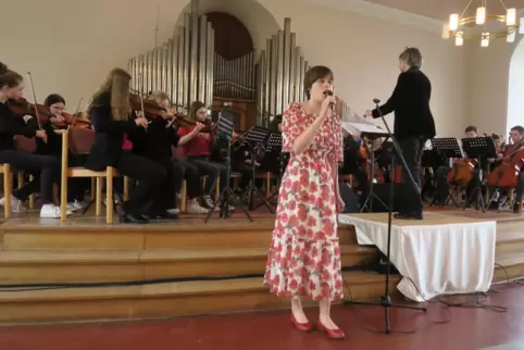 Helena Frey singt die Arie aus Georges Bizets Oper „Carmen“. Am Pult des Orchesters steht Dirigentin Gabriele Knaus-Thoma.