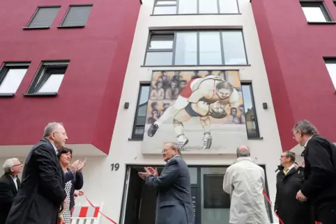 Die Kampfszene, die Wilfried Dietrich weltberühmt machte, prangt nun an einer Fassade in der Hauptstraße.