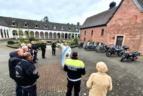 Nach zwei Jahren pandemiebedingter Pause wurden wieder Motorräder vor der Wallfahrtskapelle abgestellt und gesegnet. Motorräder,