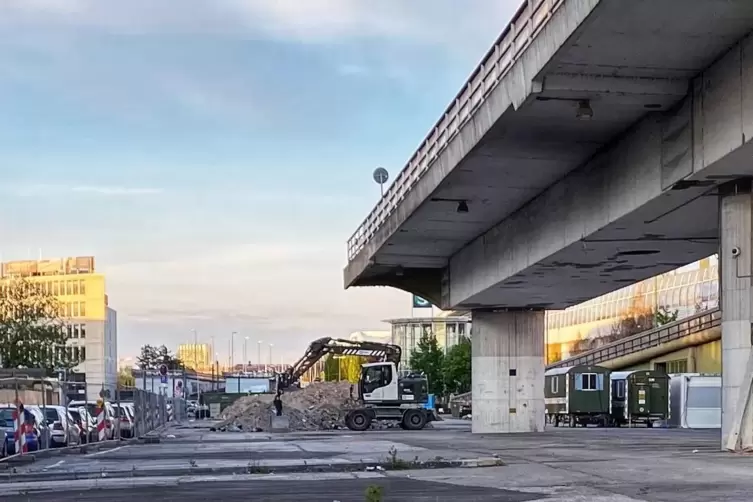 Bagger und Erdhaufen sind entlang der Dammstraße zu sehen. 