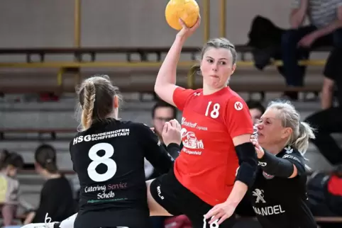 Nicht zu halten: Tabea Luickx (Lingenfeld/Schwegenheim) erzielt gegen Anna von den Driesch (links) und Sandra Bäuerle eins ihrer