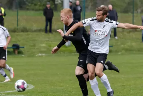 Der Hermersberger Innenverteidiger Markus Dausmann (in Schwarz) beim Zweikampf mit Sebastian Walther.