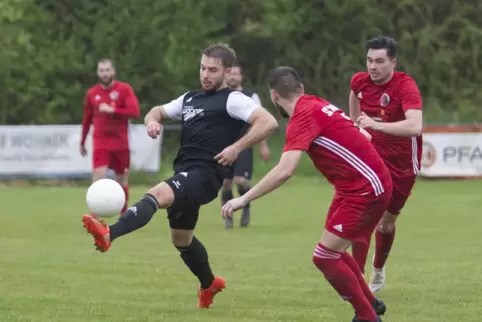 Marius Müller (links) traf volley zum 2:1 für Althornbach. 