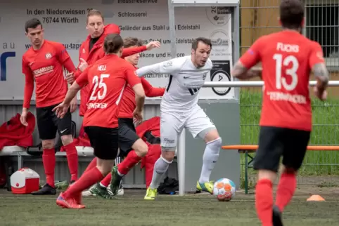 Der Kandeler Dominik Steinel wird von zwei Gegenspielern bedrängt. Rechts Benjamin Fuchs. 