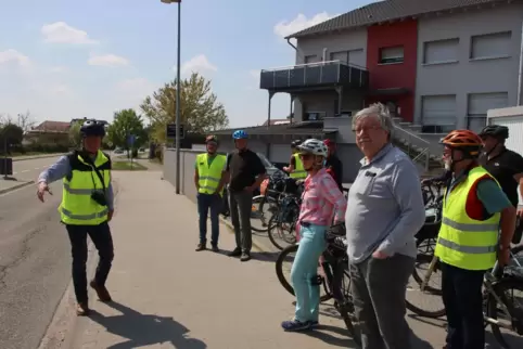 Zeigt, wo er Verbesserungspotenzial für Radfahrer in Waldsee und Otterstadt sieht: Planer Uwe Petry (links).