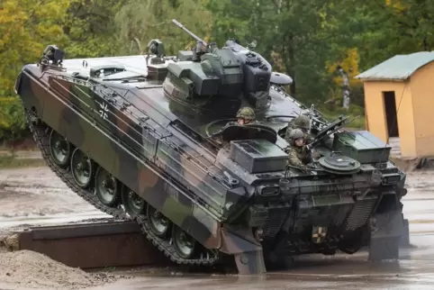  Unter anderem Schützenpanzer der Bundeswehr vom Typ Marder sollen nach dem Willen der CDU/CSU-Bundestagsfraktion aus den Bestän