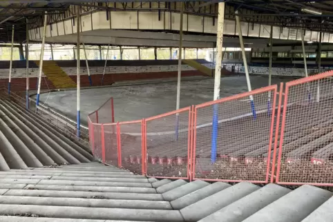 Seit Sommer 2021 ist das Stadion samt umliegendem Gelände endgültig durch Bauzäune abgesperrt. 