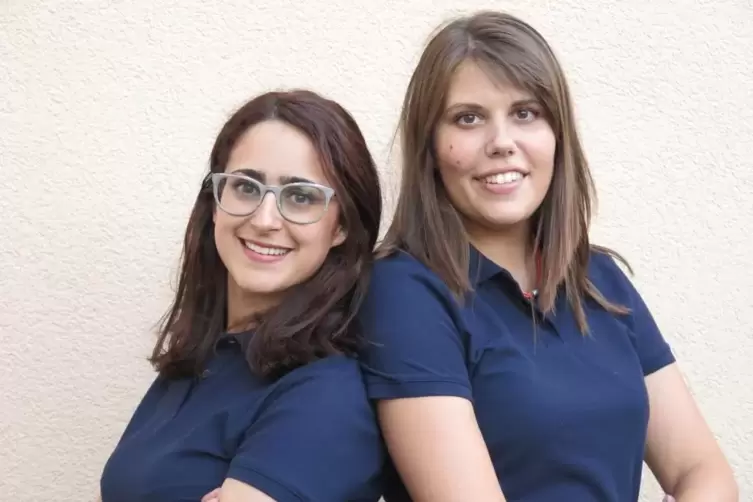 Naima Essaoudi (links), die neue Geschäfsführerin von Cosmea, mit der neuen Pflegdienstleiterin Tanja Acker. 