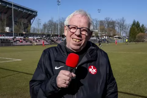 Hans-Jürgen Schultz in seinem Element, bei einem U19-Spiel auf Platz vier am Stadion.