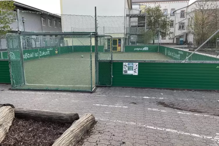In Kandel steht das Mini-Fußballfeld auf dem Schulhof. 