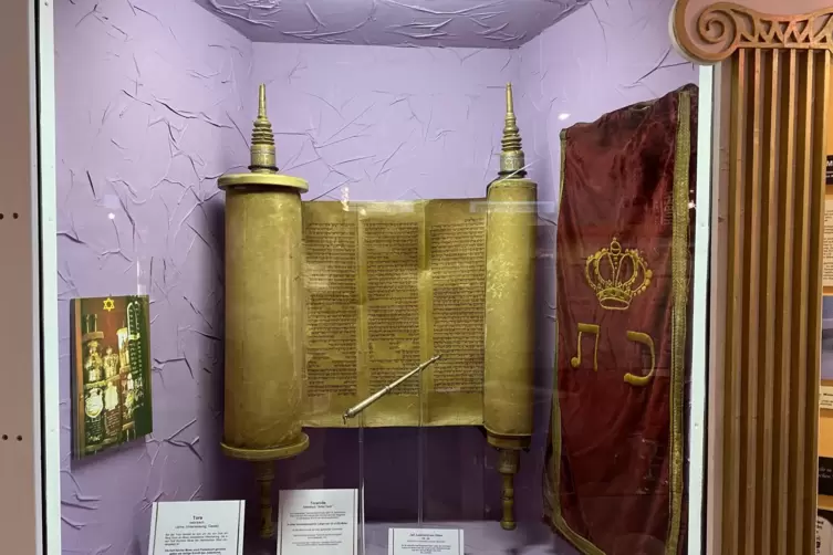  Ein Herzst&uuml;ck der Ausstellung ist die Torarolle. Sie stammt urspr&uuml;nglich aus Nordafrika und wurde bei einem Antiquit&auml;tenh&auml;ndler