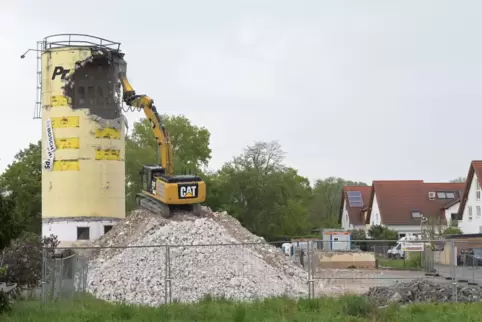 Bagger greift zu: Silo gehört bald der Vergangenheit an. Bagger greift zu: Silo gehört bald der Vergangenheit an.