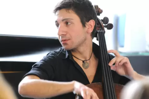 Spielte eine Polonaise von David Popper: Zherar Yuzengidzhyan. 