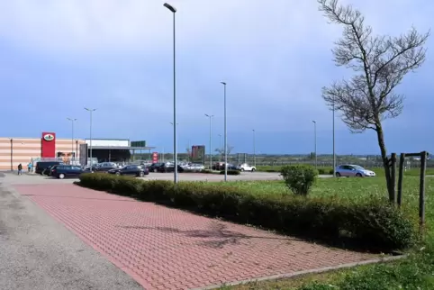 Die neue Sparkassen-Geschäftsstelle soll auf der Grünfläche zwischen dem Parkplatz und der Weinstraße Süd entstehen. 