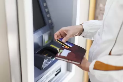 Wer nach dem Abheben am Bankautomaten den Geldbeutel vergisst, sollte seine Karte nicht nur von der Bank, sondern auch von der P