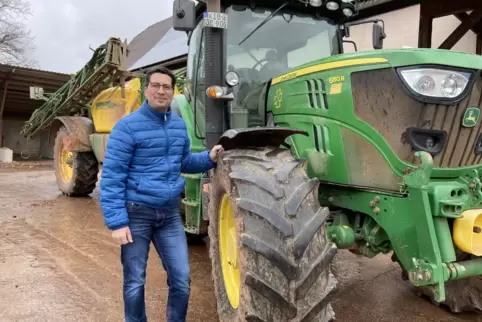 Kein Unterschied zu erkennen: Landwirt Erik Jennewein vor seinem Rapsöl-Traktor