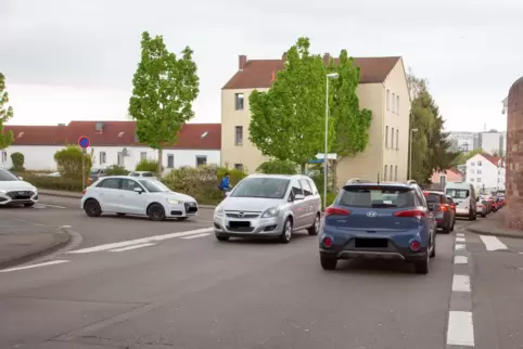 Auch nachmittags staut es sich zurzeit bisweilen bis hinauf zur Justizvollzugsanstalt. 