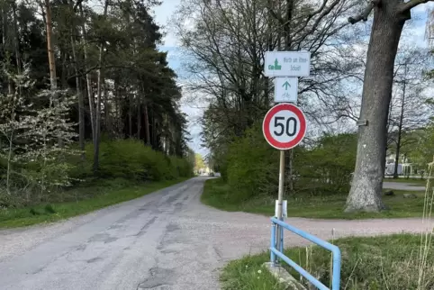 Die Waldstraße bis zur Einfahrt zur neuen Halle wird Gemeindestraße.