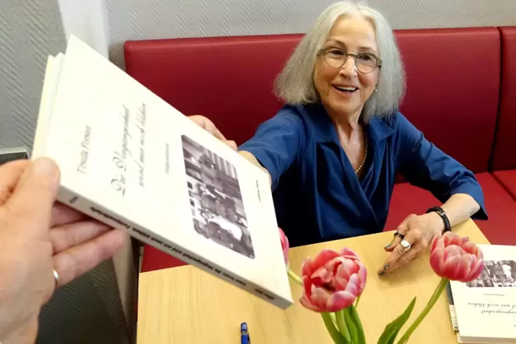 Hat die Feldpost-Korrespondenz ihrer Familie aufgearbeitet und Exemplare ihres daraus entstandenen Buches signiert: Ursula Forst