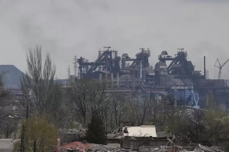 Einige tausend Menschen, Zivilisten und Soldaten, sollen sich auf dem umkämpften und bereits stark zerstörten Gelände von Azovst