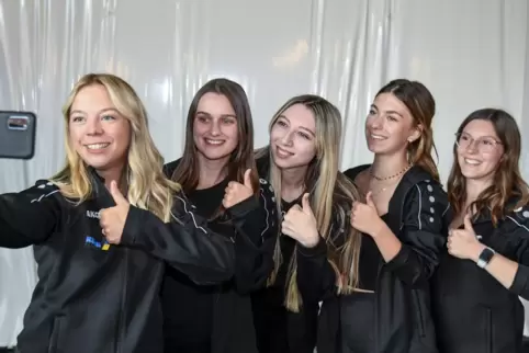 Noch schnell ein Selfie, bevor es losgeht: Die Kiesebolle-Trainerinnen (von links) Svenja Leppert, Jasmin Bendinger, Annica Pisc