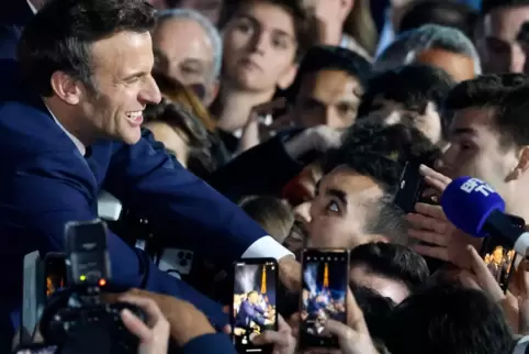 Emmanuel Macron, wiedergewählter Präsident von Frankreich, feiert mit seinen Anhängern.