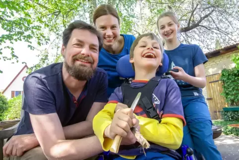 Hat viel Freude beim Schnitzen: Jakob Mentzel mit seinem Vater Tobias, seiner Mutter Claudia und seiner Schwester Emma im heimis