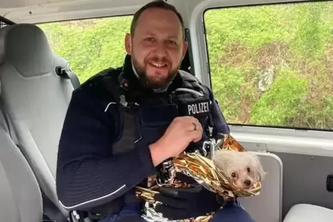 Ein Bundespolizist hat Motzi in eine Alu-Wärmedecke gepackt. Jetzt wird der Hund wieder ins Tierheim gebracht. 