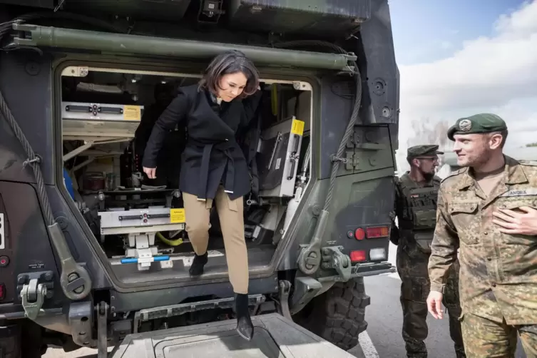 Im Ausland im Einsatz: Die Bundeswehr ist gerade mit einem Kontingent in Litauen stationiert. Außenministerin Annalena Baerbock 