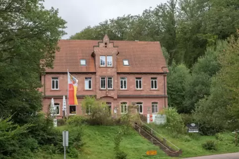 Mit der Buslinie 506 lässt sich unter anderem das Forsthaus Heldenstein bei Edenkoben erreichen. 