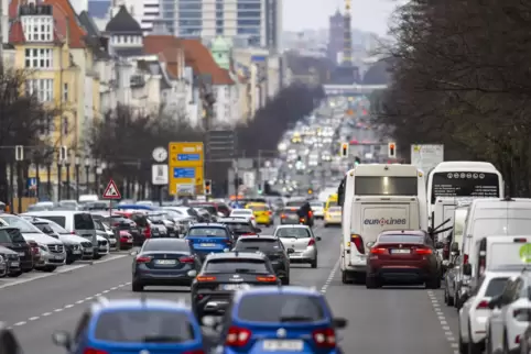 In Städten gibt es zwar weniger Privatautos als auf dem Land – das Verkehrsaufkommen ist jedoch stärker. Hier ein Bild vom Kaise
