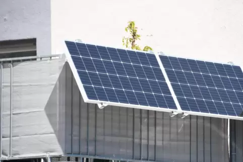 Ein Kraftwerkchen für den Balkon: Solaranlage mit Stecker.
