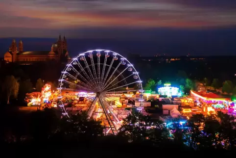 Vorreiter beim Feiern: Die Frühjahrsmesse in Sichtweite des Doms bis Sonntag war eines der ersten Volksfeste nach der Corona-Pau Vorreiter beim Feiern: Die Frühjahrsmesse in Sichtweite des Doms bis Sonntag war eines der ersten Volksfeste nach der Corona-Pau