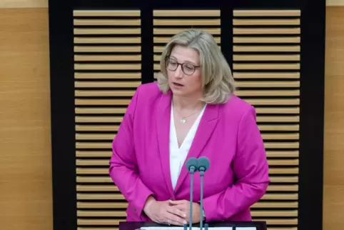 Anke Rehlinger bei ihrer Regierungserklärung am Dienstag im Landtag.