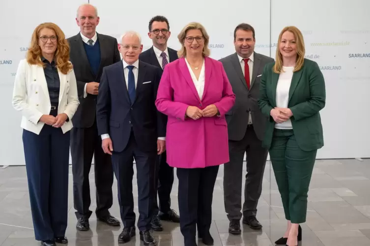 Die neue Landesregierung von links: Petra Berg (Umwelt, Mobilit&auml;t), Jakob von Weizs&auml;cker (Finanzen und Wissenschaft), J&uuml;rgen Bar