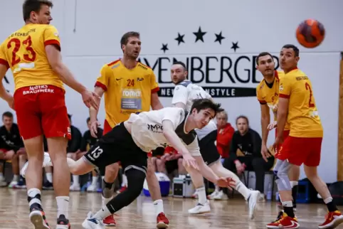  Umringt: Ben Kölsch vom TuS Dansenberg II. Links Nisse Nehrdich von der HSG Eckbachtal.