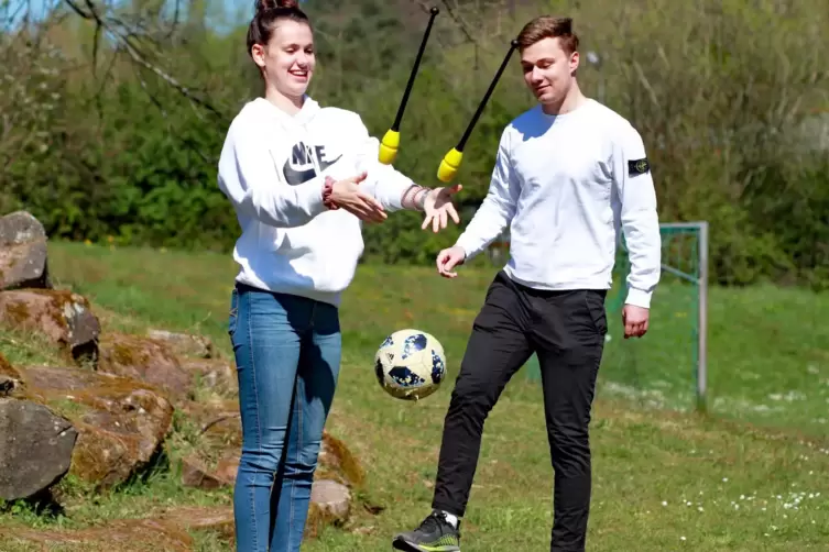 Sportgymnastin Marlene Germann zeigt, dass sie mit Wettkampfkeulen gut umgehen kann, Torhüter Lucca Haas jongliert mit dem Fußba