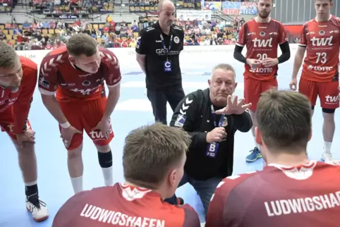 Für den neuen Trainer Michael Biegler (Mitte) und seine Eulen steht in Dormagen der erste echte Belastungs- und Charaktertest an Für den neuen Trainer Michael Biegler (Mitte) und seine Eulen steht in Dormagen der erste echte Belastungs- und Charaktertest an
