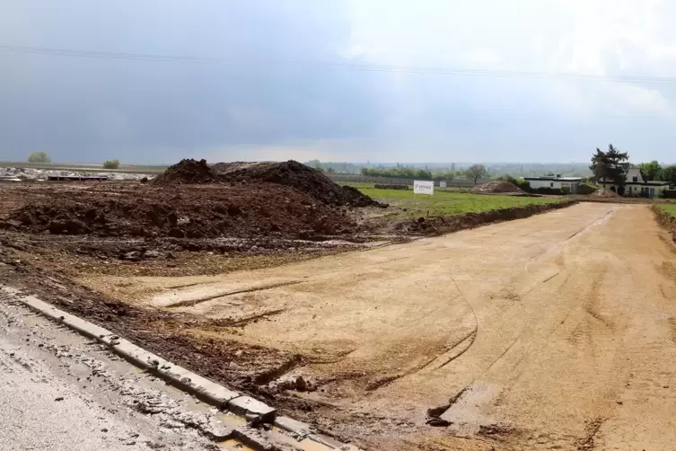 Die Stra&szlig;e, die das Gebiet im Ring erschlie&szlig;t, ist bereits angelegt. 