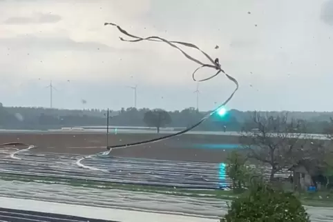 Schnell hat sich laut Augenzeugen die Folie von den Feldern gehoben. 